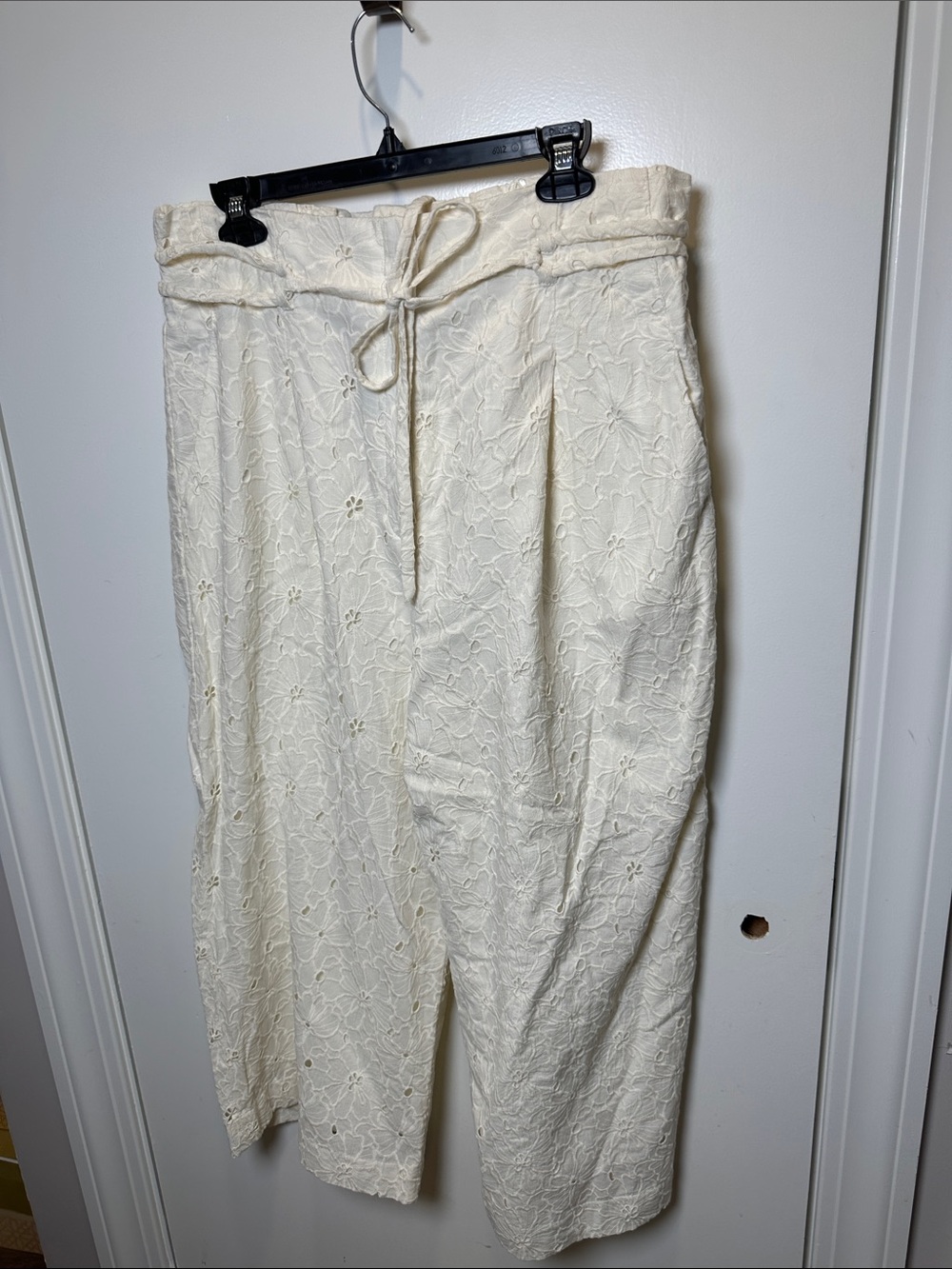 Club Monaco Cream Eyelet Tie-Waist Capris (001)